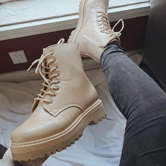 🆕The Nude collection//Nude croc print combat boot - Picture 5 of 5